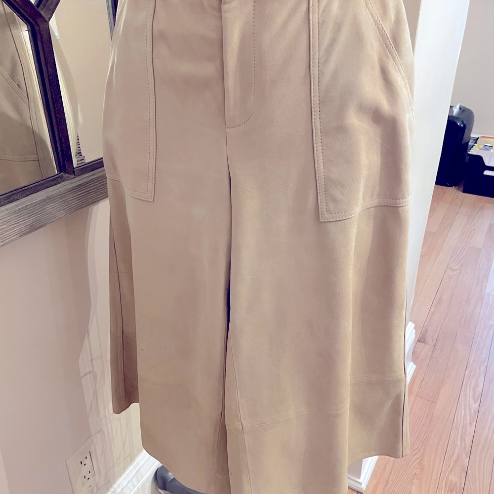 Gap real suede gaucho type bottom.  Khaki color.  Excellent almost new.   Size 6